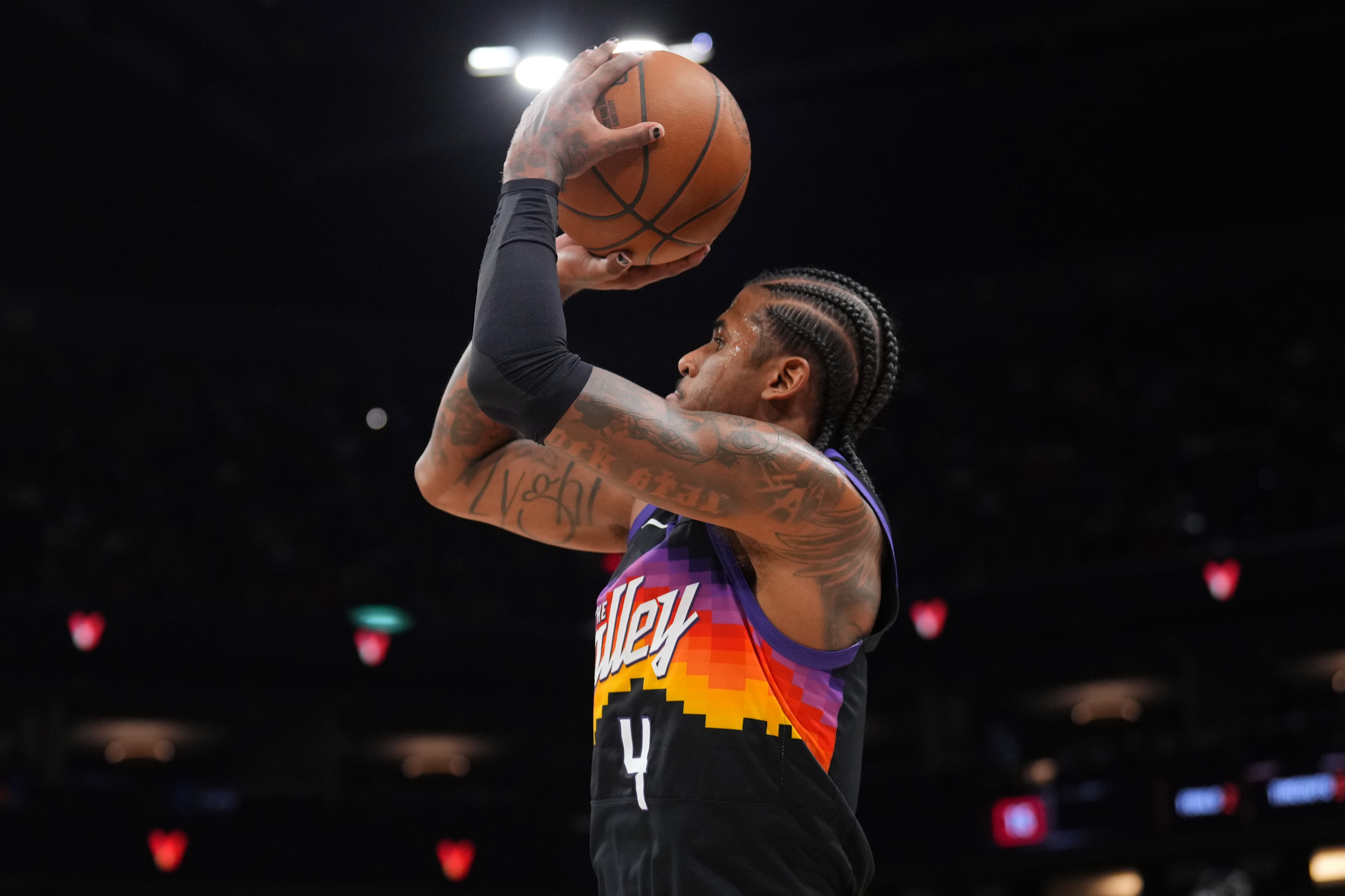 布克:杰伦·格林开场为我们定下比赛基调 直接拉开了场上空间